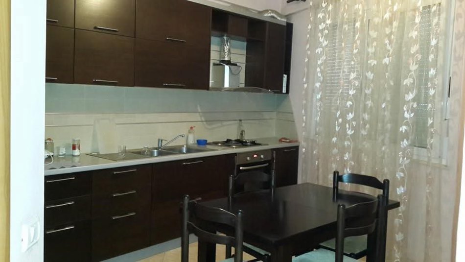 Tirane, jepet me qera apartament 2+1+Ballkon Kati 1, 95 m² 600 € (Kopshti Zoologjik)