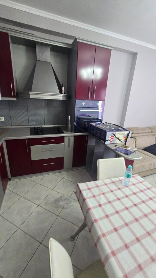 Tirane, jepet me qera apartament 1+1+Ballkon Kati 7, 70 m² 380 € (Besim Alla)