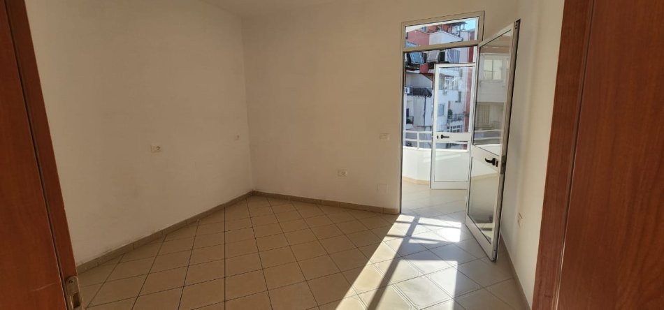 Tirane, shitet apartament 1+1+Ballkon Kati 4, 64 m² 84.000 € (Fresk)