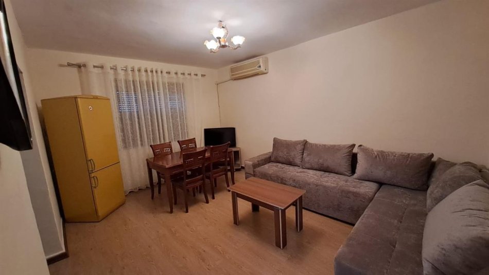 Tirane, jepet me qera apartament 2+1+Ballkon Kati 1, 75 m² 500 € (Kinostudio)