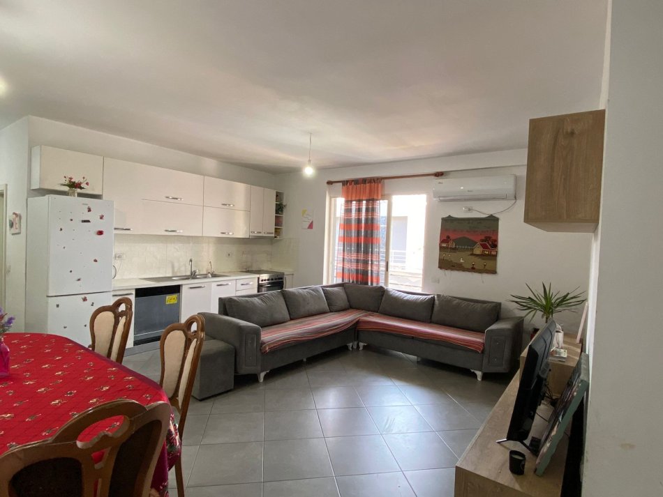 Tirane, jepet me qera apartament 2+1+Ballkon Kati 4, 105 m² 370 € (Kompleski i Tom Doshit)