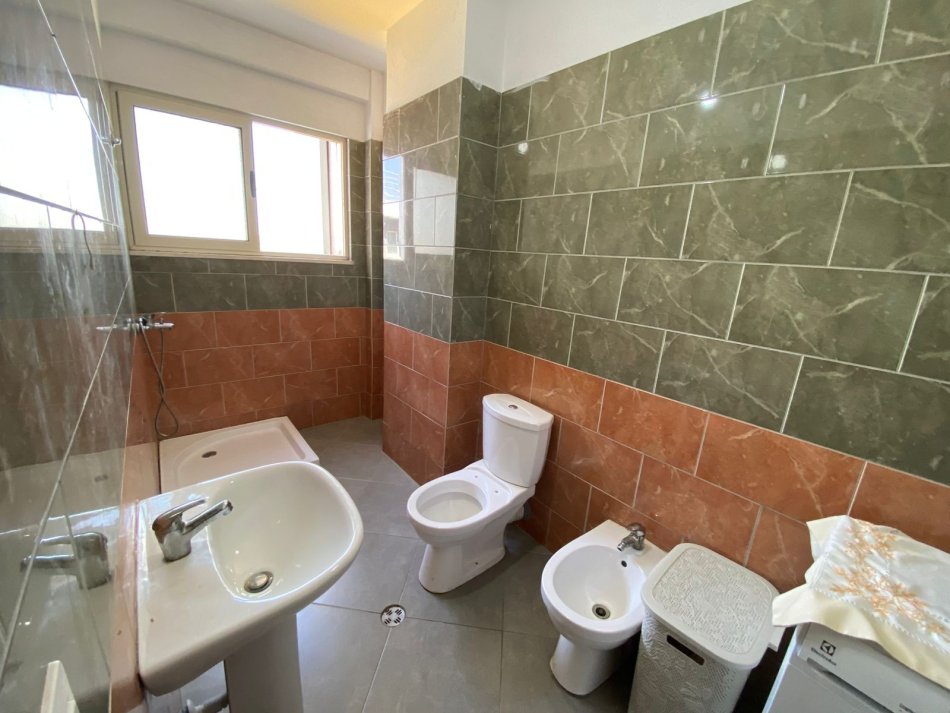 Tirane, jepet me qera apartament 2+1+Ballkon Kati 4, 105 m² 370 € (Kompleski i Tom Doshit)