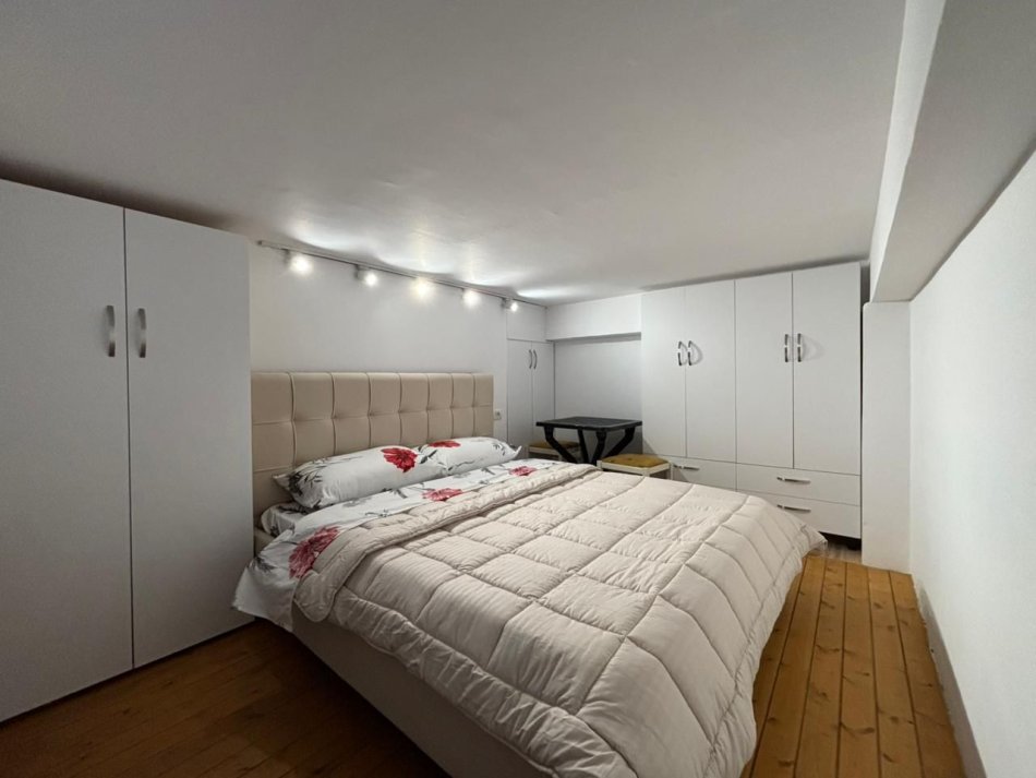 Tirane, jepet me qera apartament 1+1+Ballkon Kati 1, 28 m² 300 € (astir)