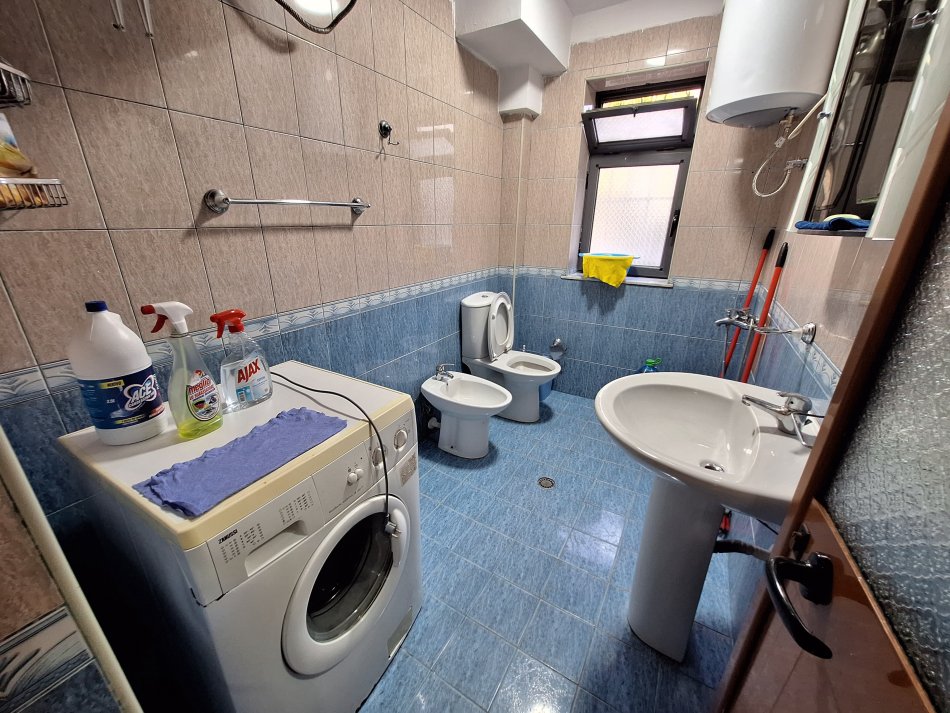 Tirane, jepet me qera apartament Kati 1, 60 m² 400 € (Rruga sali nevics)