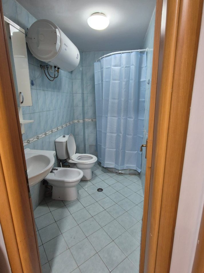 Tirane, jepet me qera apartament 1+1+Ballkon Kati 4, 70 m² 450 € (Rruga 5 maj)