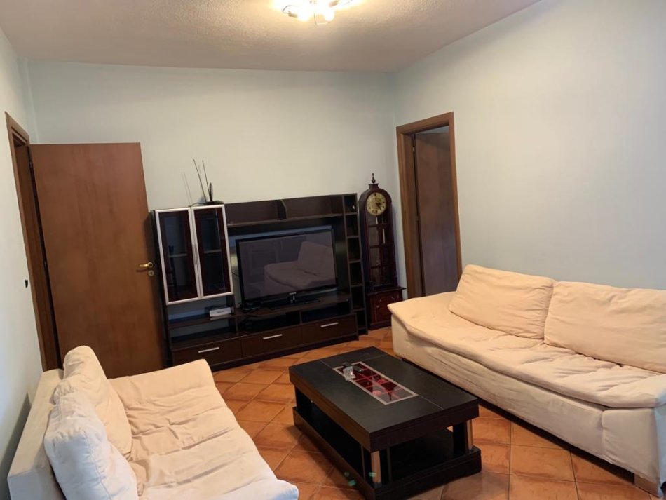 Tirane, jepet me qera apartament 1+1 Kati 8, 65 m² 460 € (Kompleksi panorama)
