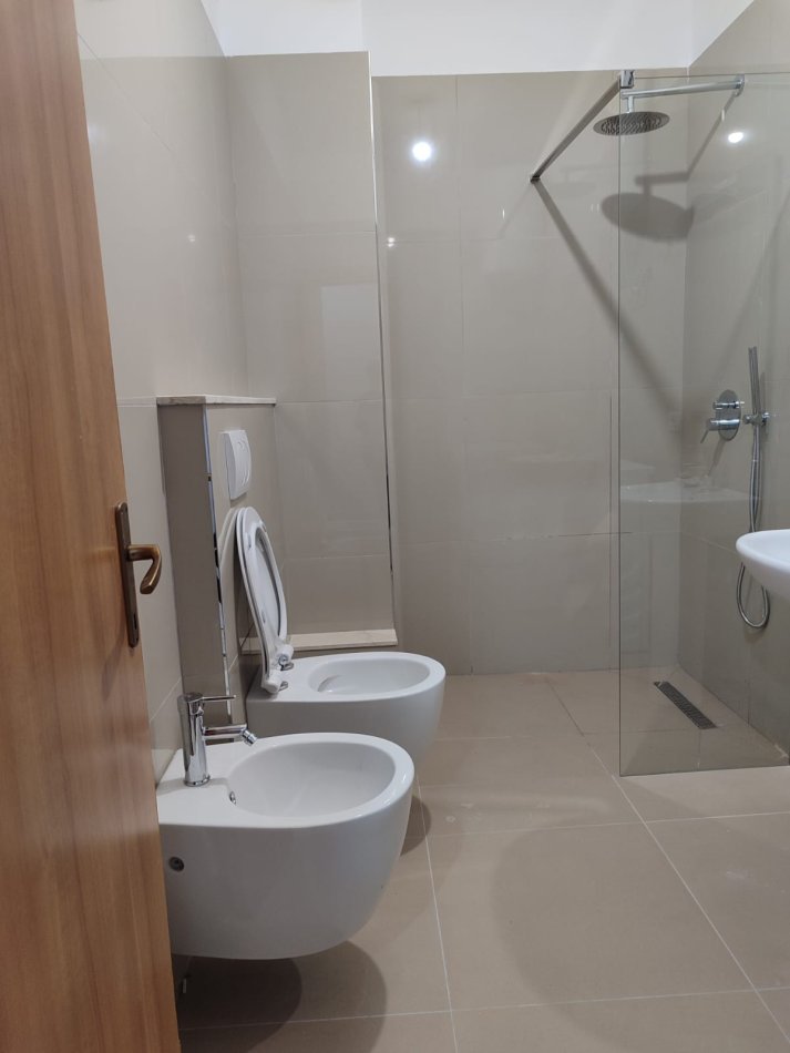 Tirane, jepet me qera apartament 2+1+Aneks+Ballkon Kati 2, 85 m² 500 € (Te kopshti zoologjik)