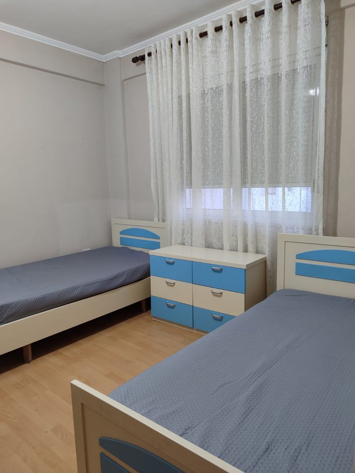 Tirane, jepet me qera apartament 2+1+Aneks+Ballkon Kati 2, 85 m² 500 € (Te kopshti zoologjik)