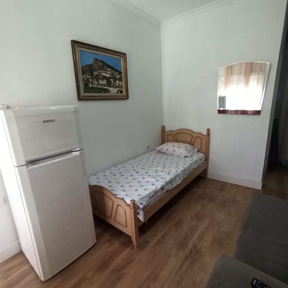 Tirane, jap me qera Gazoniere, 330€/muaj, uj/drita/administrim pershire ne cmimi, (rr.HOXHA TASIM)