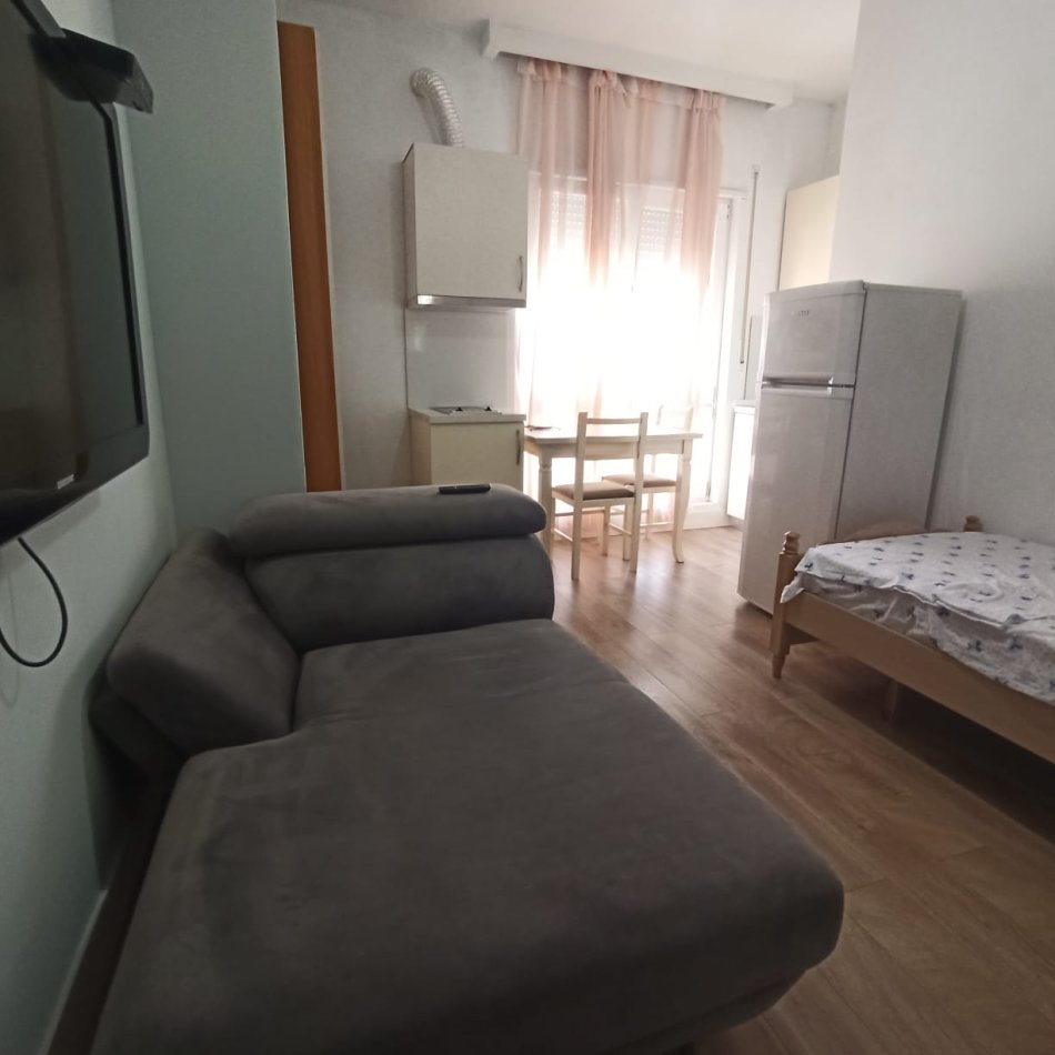 Tirane, jap me qera Gazoniere, 330€/muaj, uj/drita/administrim pershire ne cmimi, (rr.HOXHA TASIM)