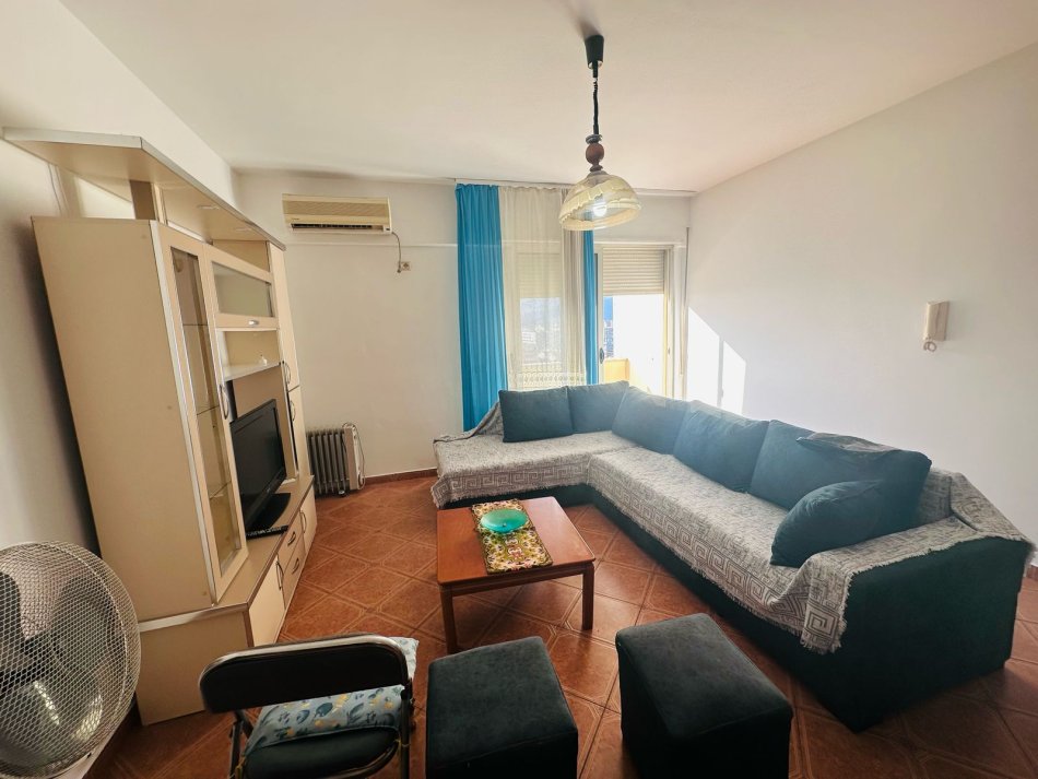 Tirane, jepet me qera apartament 2+1+Ballkon Kati 10, 90 m² 530 € (Rr.e kavajes)