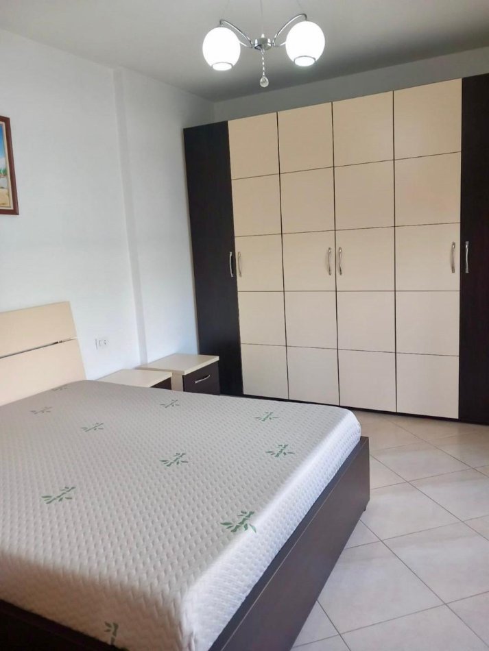 Tirane, jepet me qera apartament 1+1 , 95 m² 480 € (Ish stacioni i trenit)