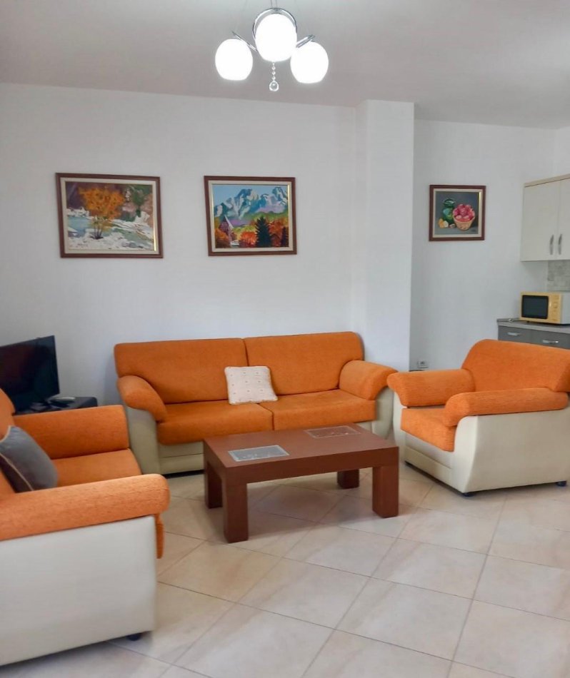 Tirane, jepet me qera apartament 1+1 , 95 m² 480 € (Ish stacioni i trenit)