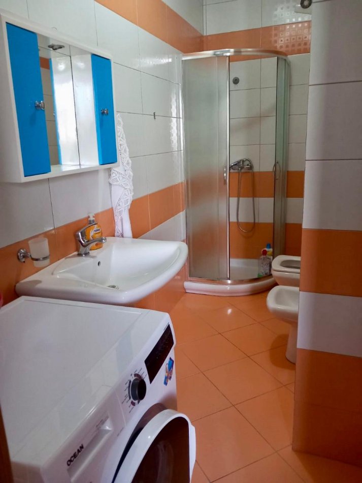 Tirane, jepet me qera apartament 1+1 , 95 m² 480 € (Ish stacioni i trenit)