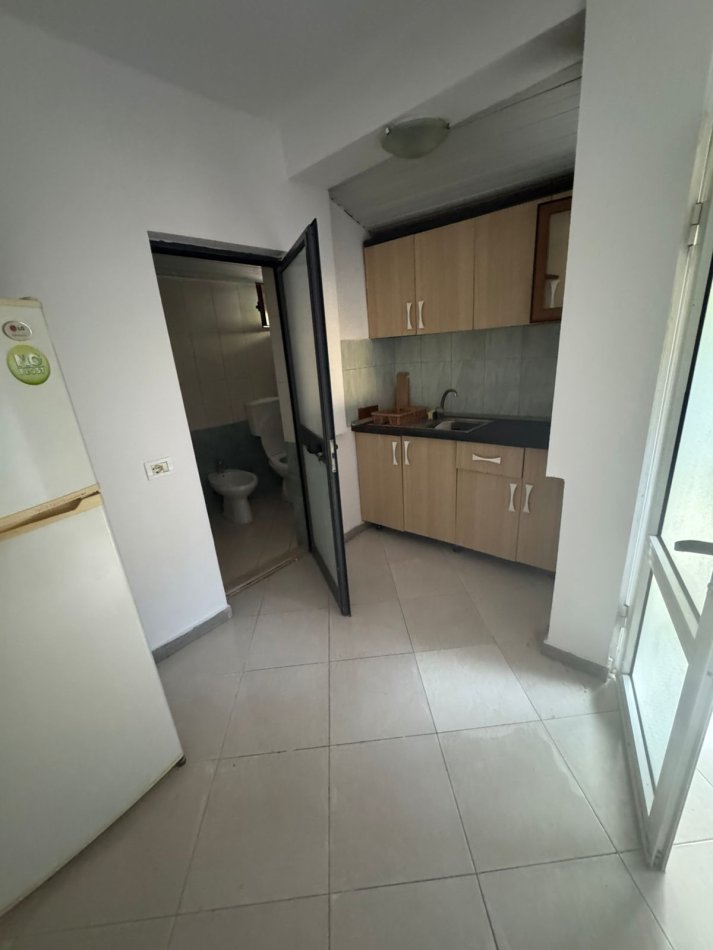 Tirane, jepet me qera garsonier 1+1 Kati 1, 36 m² 400 € (Rruga Durresit)