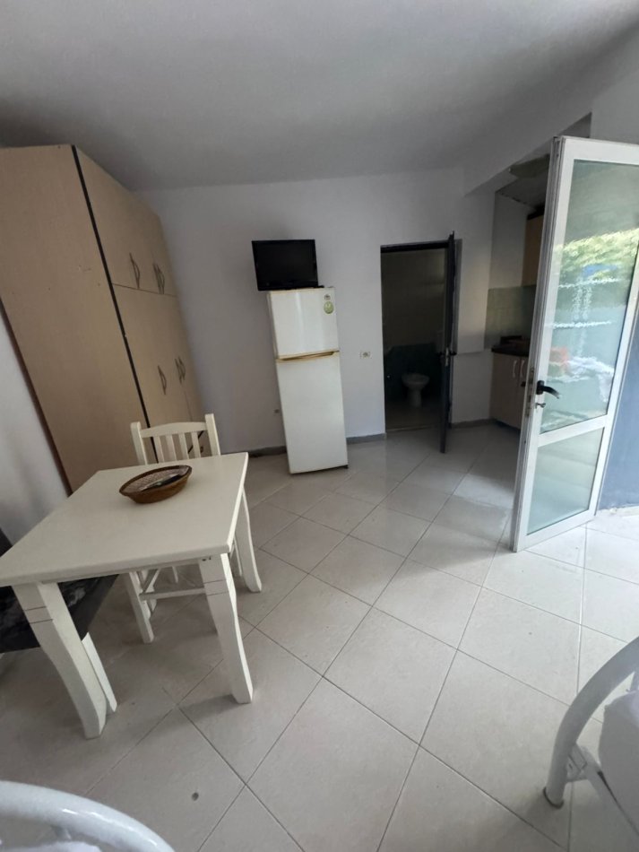 Tirane, jepet me qera vetem 1 dhome 1+1 Kati 1, 35 m² 400 € (Rruga Durresit)