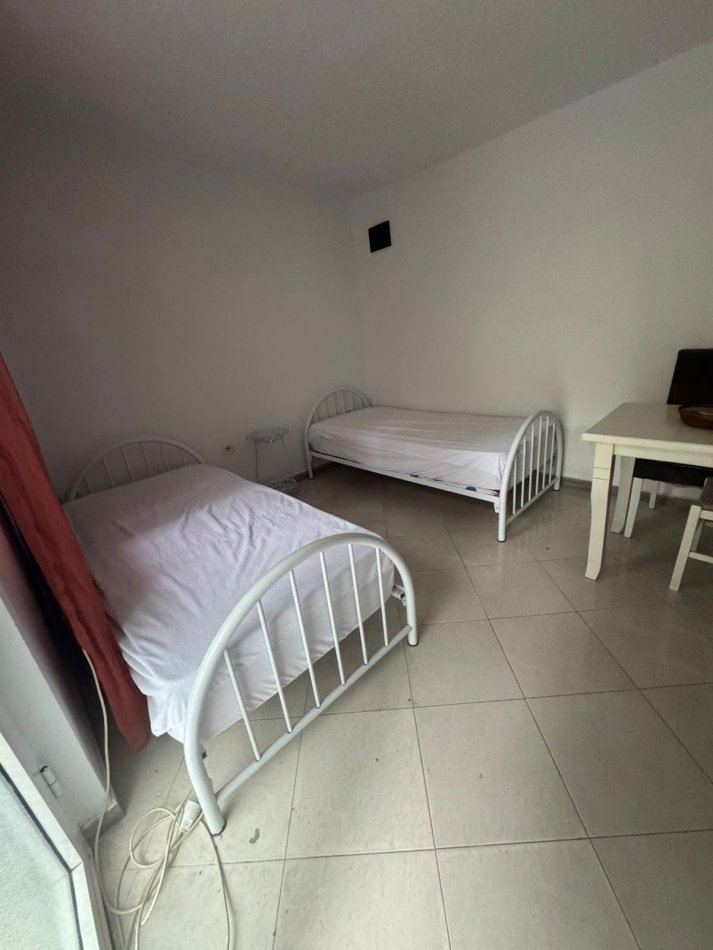Tirane, jepet me qera garsonier 1+1 Kati 1, 36 m² 400 € (Rruga Durresit)