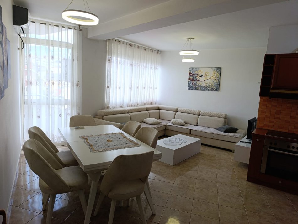 Tirane, jepet me qera apartament 2+1+Ballkon Kati 5, 100 m² 450 € (Fresk, Përball Resorant Freskut)