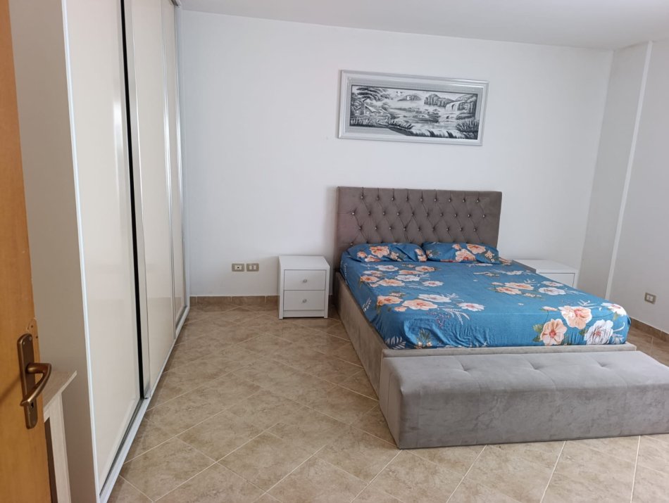 Tirane, jepet me qera apartament 2+1+Ballkon Kati 5, 100 m² 450 € (Fresk, Përball Resorant Freskut)