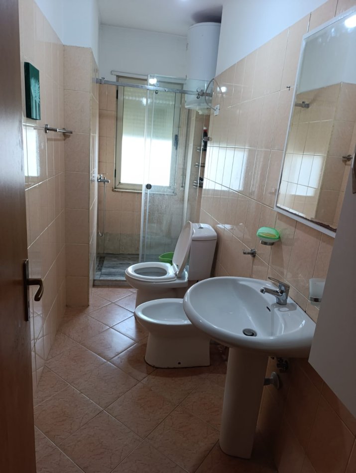 Tirane, jepet me qera apartament 2+1+Ballkon Kati 5, 100 m² 450 € (Fresk, Përball Resorant Freskut)