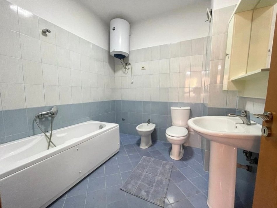 Tirane, jepet me qera apartament 2+1+Ballkon Kati 4, 100 m² 499 € (Pranë Ozon, Astir)