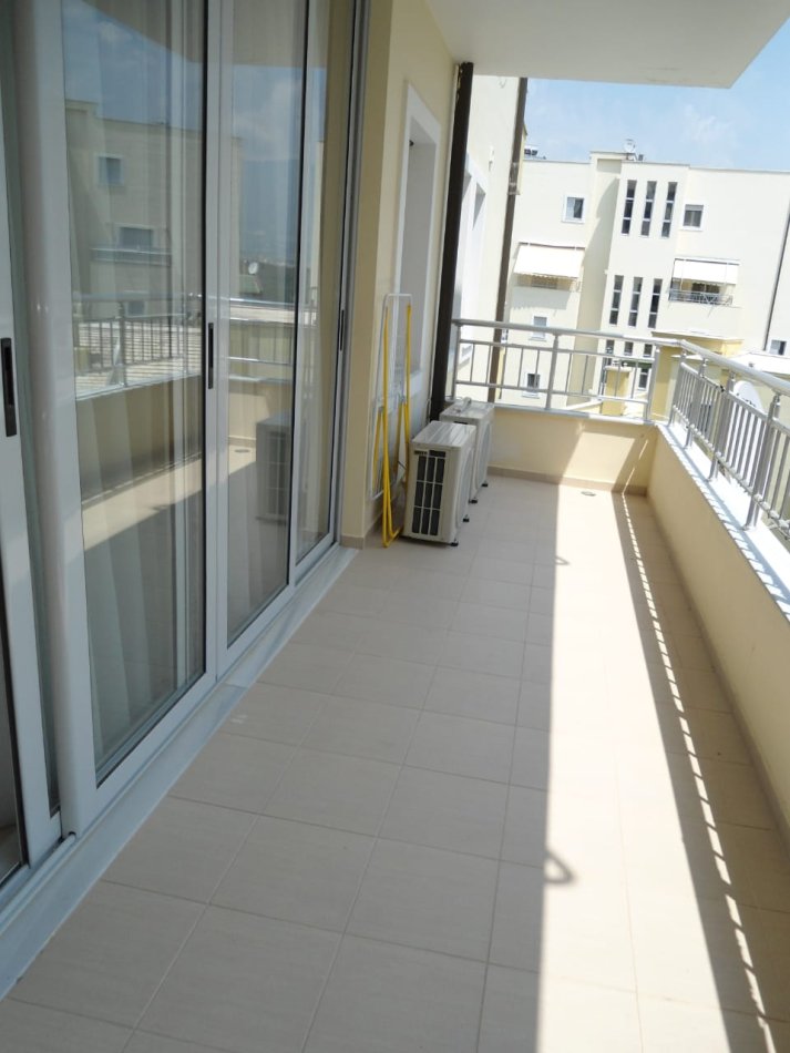 Tirane, jepet me qera apartament 1+1+Ballkon Kati 3, 70 m² (Rruga peti/ Liqeni i thate)
