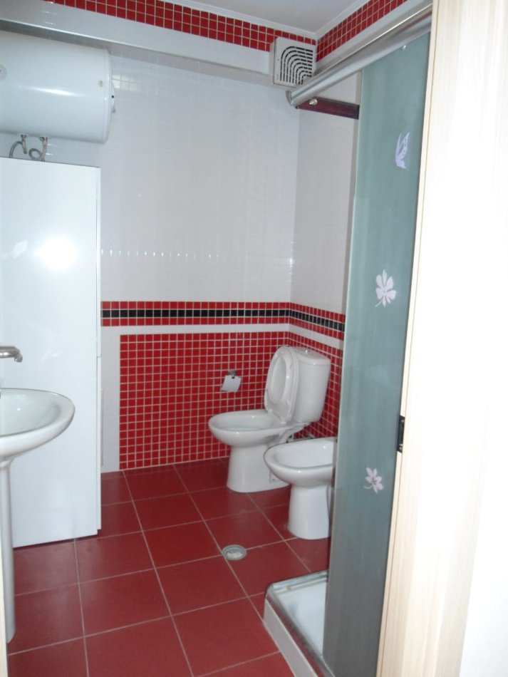 Tirane, jepet me qera apartament 1+1+Ballkon Kati 3, 70 m² (Rruga peti/ Liqeni i thate)