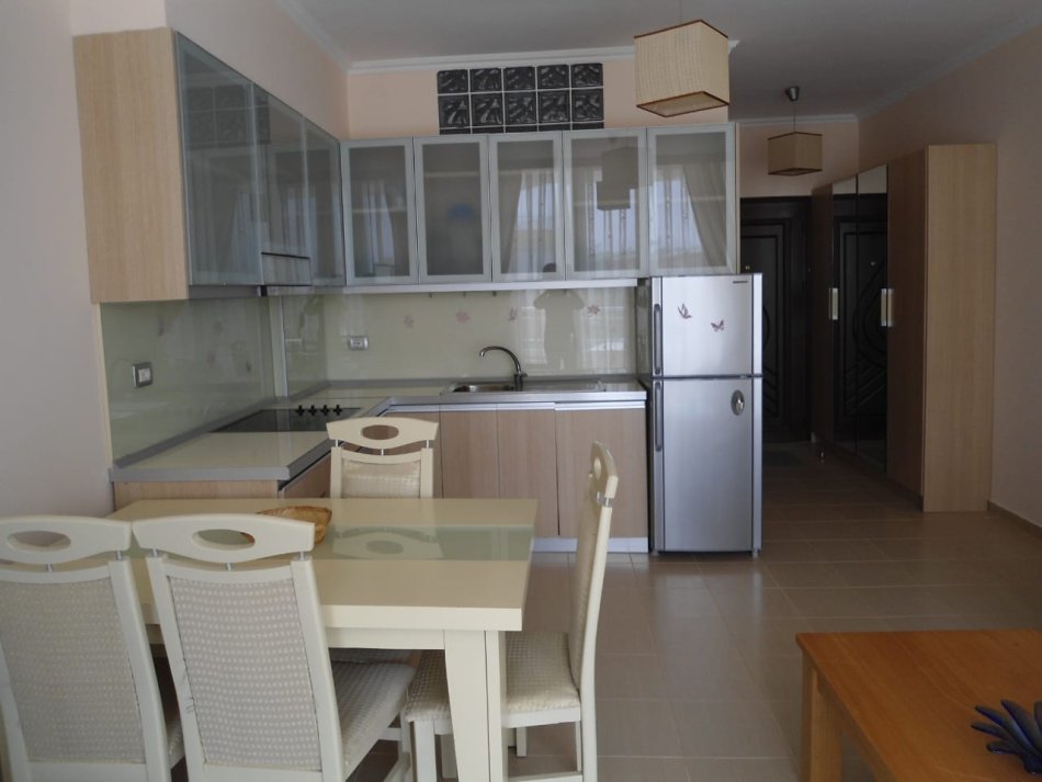 Tirane, jepet me qera apartament 1+1+Ballkon Kati 3, 70 m² (Rruga peti/ Liqeni i thate)