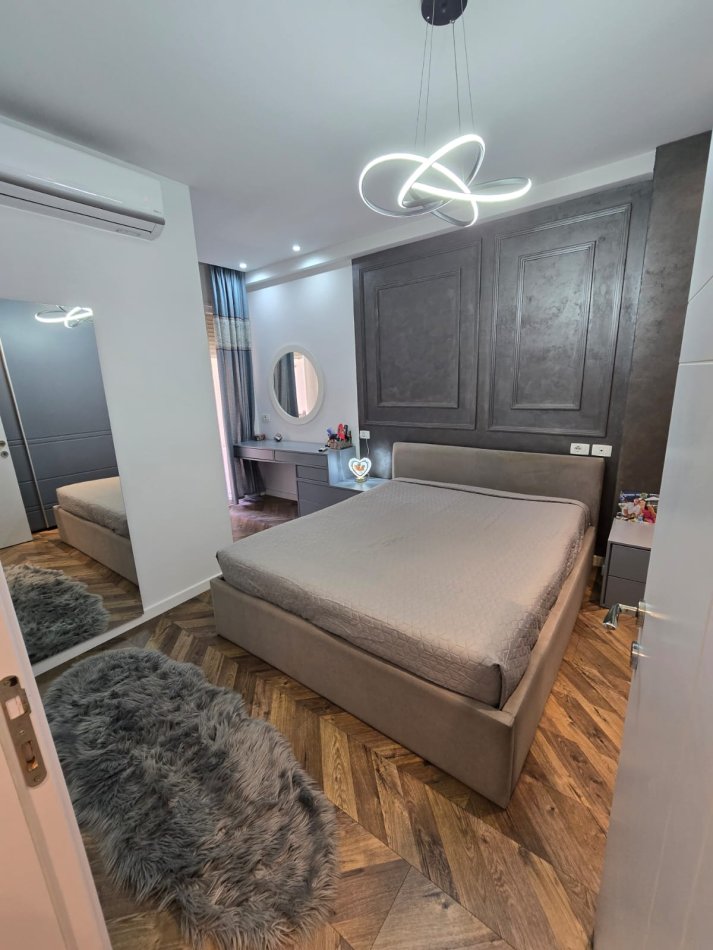 Tirane, shitet apartament 2+1+Ballkon Kati 4, 90 m² 180.000 € (Bedri Karapici Golden Park)