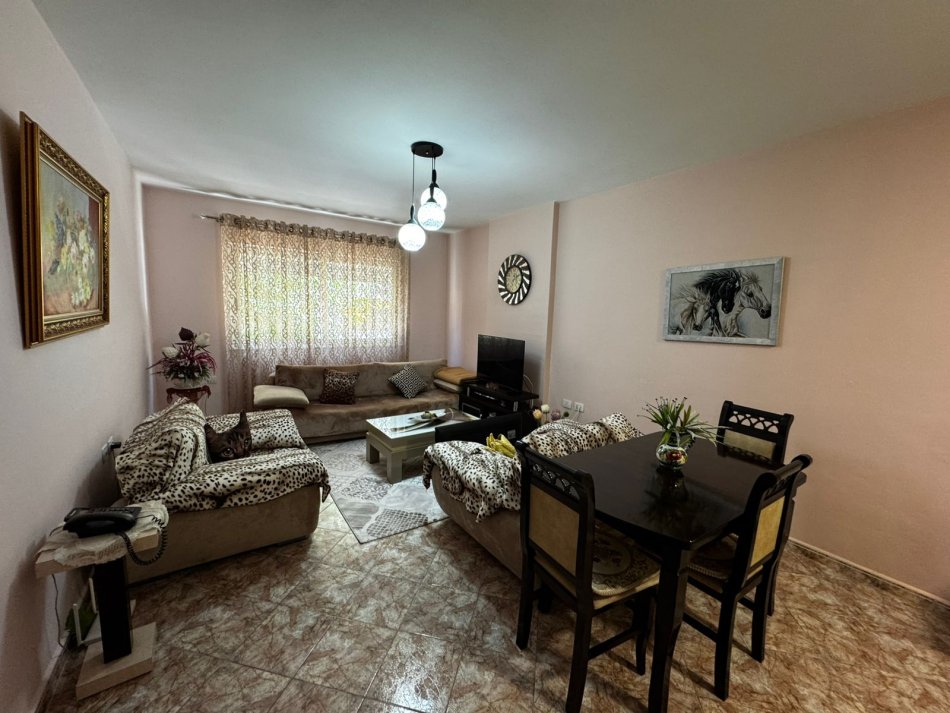 Tirane, jepet me qera apartament 2+1+Aneks+Ballkon Kati 2, 90 m² 800 € (Sheshi willson)