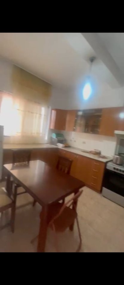 Tirane, jepet me qera Vile 3+1+Ballkon Kati 2, 120 m² 500 € (Stacioni i Trenit, Rruga Petrela,pranë me Bulevardin e Ri)