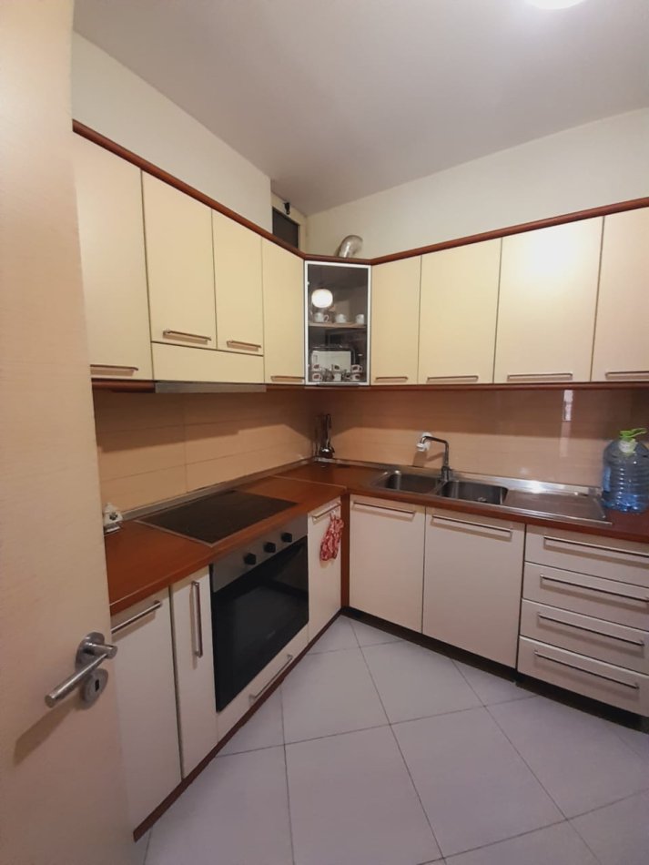Tirane, jepet me qera apartament 2+1+Ballkon Kati 7, 100 m² 600 € (Rruga Don Bosko,pranë Viva Market)