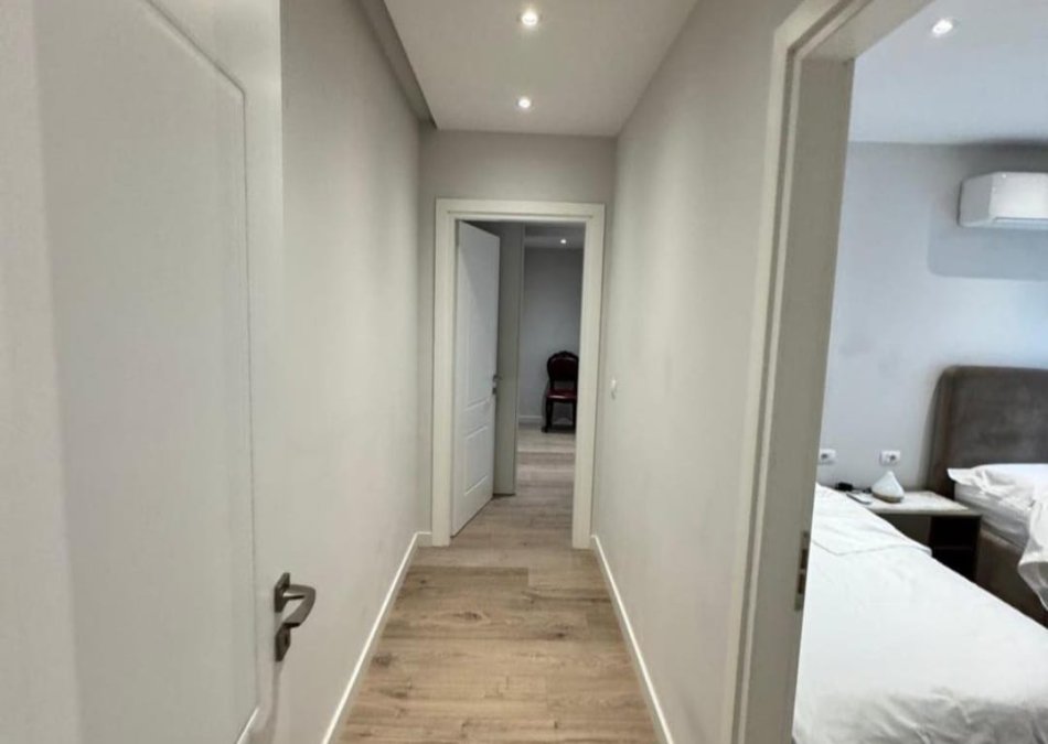 Tirane, jepet me qera apartament 2+1 Kati 5, 101 m² 1.250 € (Bllok)