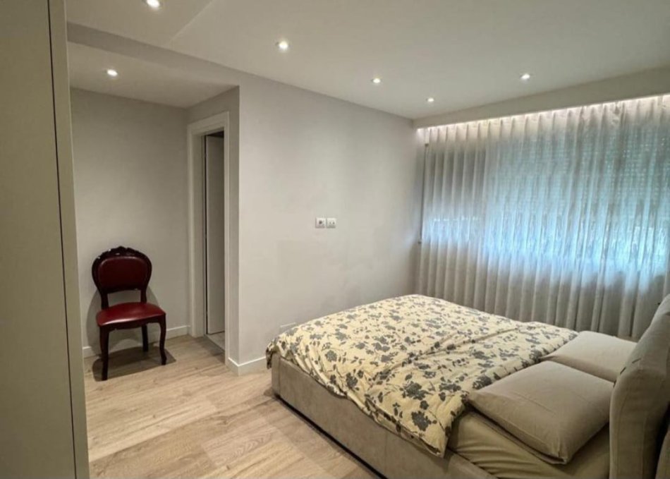 Tirane, jepet me qera apartament 2+1 Kati 5, 101 m² 1.250 € (Bllok)