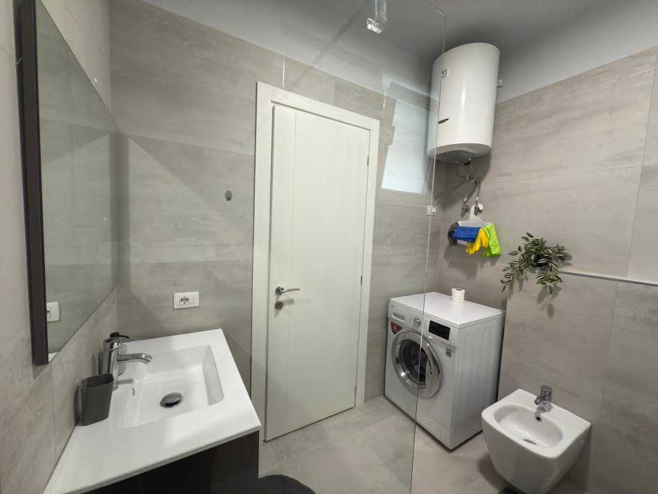 Tirane, shitet apartament 2+1 Kati 3, 92 m² 225.000 € (Liqeni i thate)