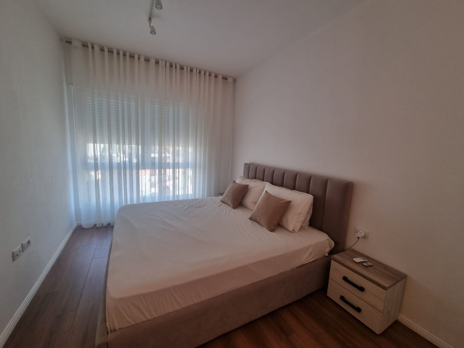 Tirane, jepet me qera apartament 1+1 Kati 10, 70 m² 700 € (Rruga e barrikadave)