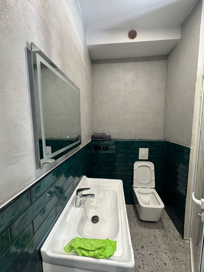 Tirane, jepet me qera Garsonier,Kati 5, 45 m² 500 € (Shallvaret,Qendër,Rruga Reshit Çollaku.)