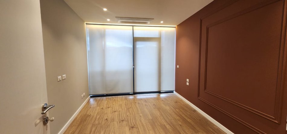 Tirane, jepet me qera zyre Kati 6, 1.400 € (Lake vew)