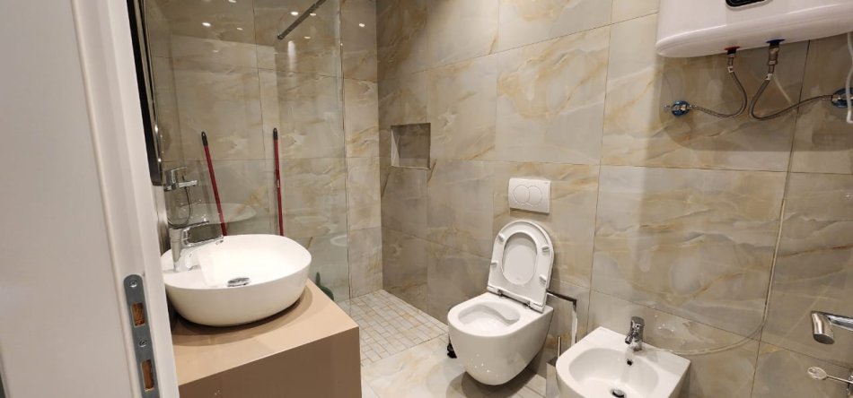 Tirane, jepet me qera zyre Kati 6, 1.400 € (Lake vew)