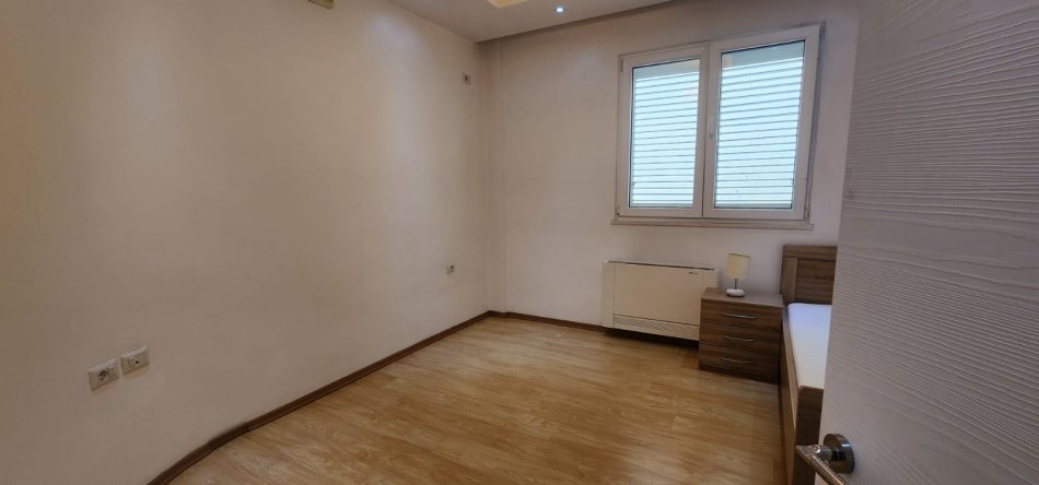 Tirane, jepet me qera apartament 3+1 Kati 2, 150 m² 1.100 € (Rruga elbasanit)