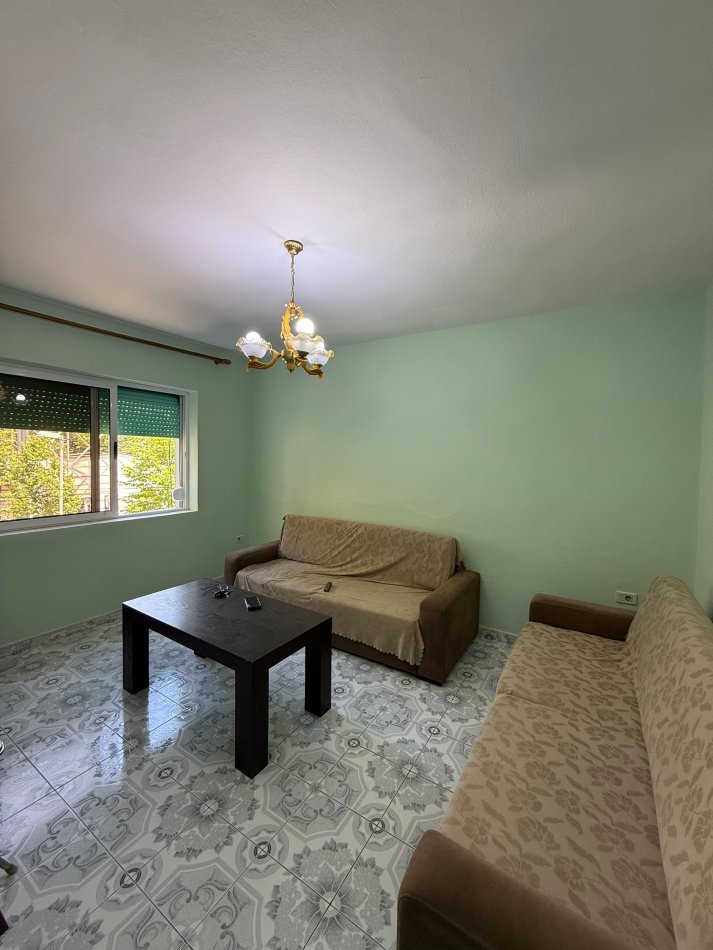 Tirane, jepet me qera apartament 1+1 , 400 € (ALI DEMI)