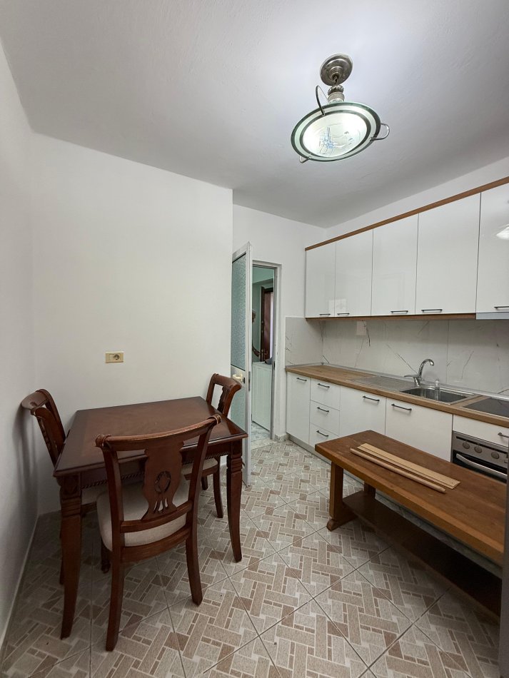 Tirane, jepet me qera apartament 1+1 , 400 € (ALI DEMI)