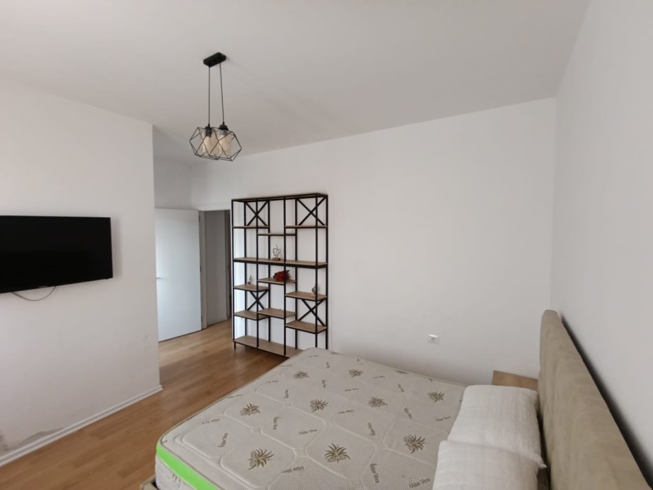Tirane, jepet me qera apartament 2+1+Aneks+Ballkon Kati 9, 85 m² 800 € (Tek ura kristal center mundesi dhe per airbnb)