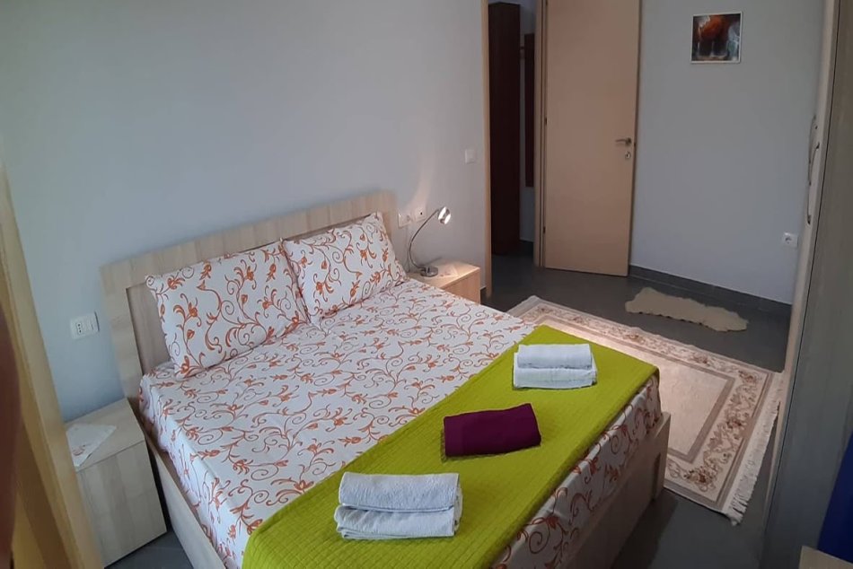 Tirane, jepet me qera apartament 1+1+Ballkon Kati 4, 68 m² 490 € (Kompleksi Kontakt, 21 Dhjetori)