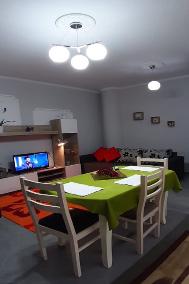 Tirane, jepet me qera apartament 1+1+Ballkon Kati 4, 68 m² 490 € (Kompleksi Kontakt, 21 Dhjetori)