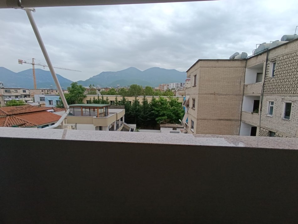 Shqiperi, jepet me qera apartament 1+1+Aneks+Ballkon Kati 4, 65 m² 450 € (Tek shkolla bashkuar)