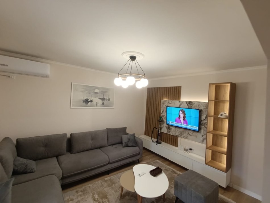 jepet me qera apartament 1+1+Aneks+Ballkon Kati 4, 65 m² 450 € (Pran spitalit nen tereza)
