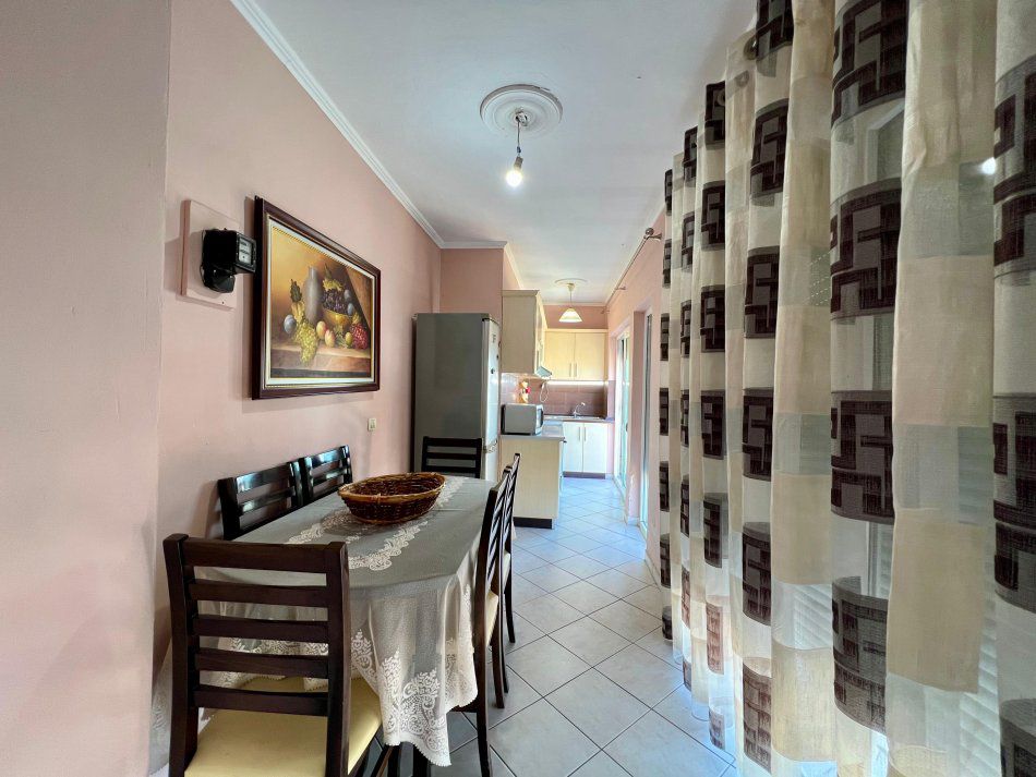 Tirane, jepet me qera apartament 2+1 , 60 € (Laprake)