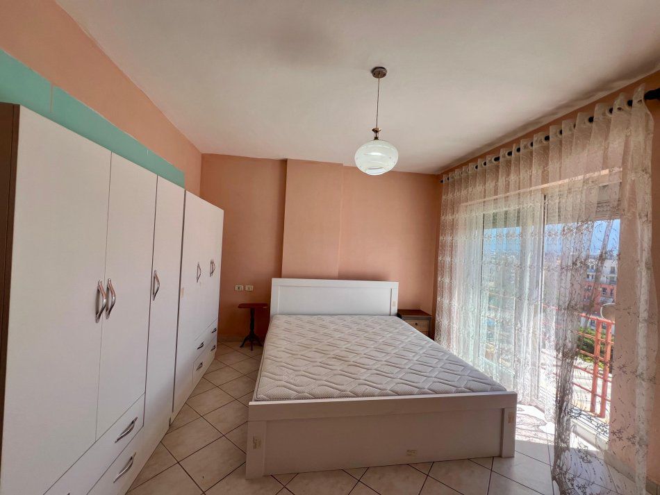 Tirane, jepet me qera apartament 2+1 , 60 € (Laprake)