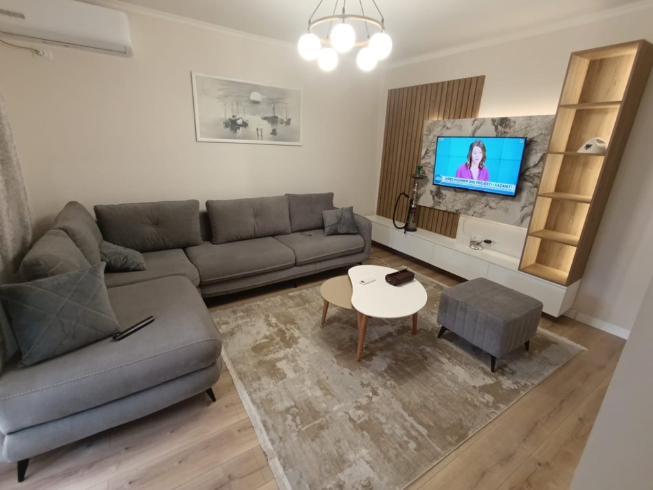 Tirane, jepet me qera apartament 1+1 Kati 4, 65 m² 450 € (Shkolla e bashkuar)